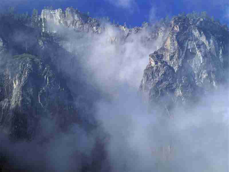 Falaise dans les nuages.jpg